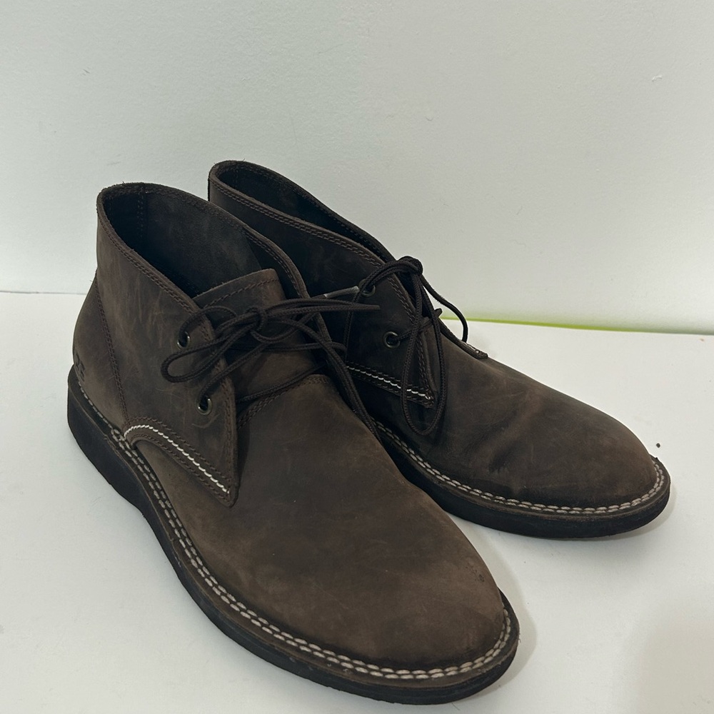 UGG Boots Mens Size 8.5 Chukka
Suede Lace Up Logo Shoes
Classic Brown Leather